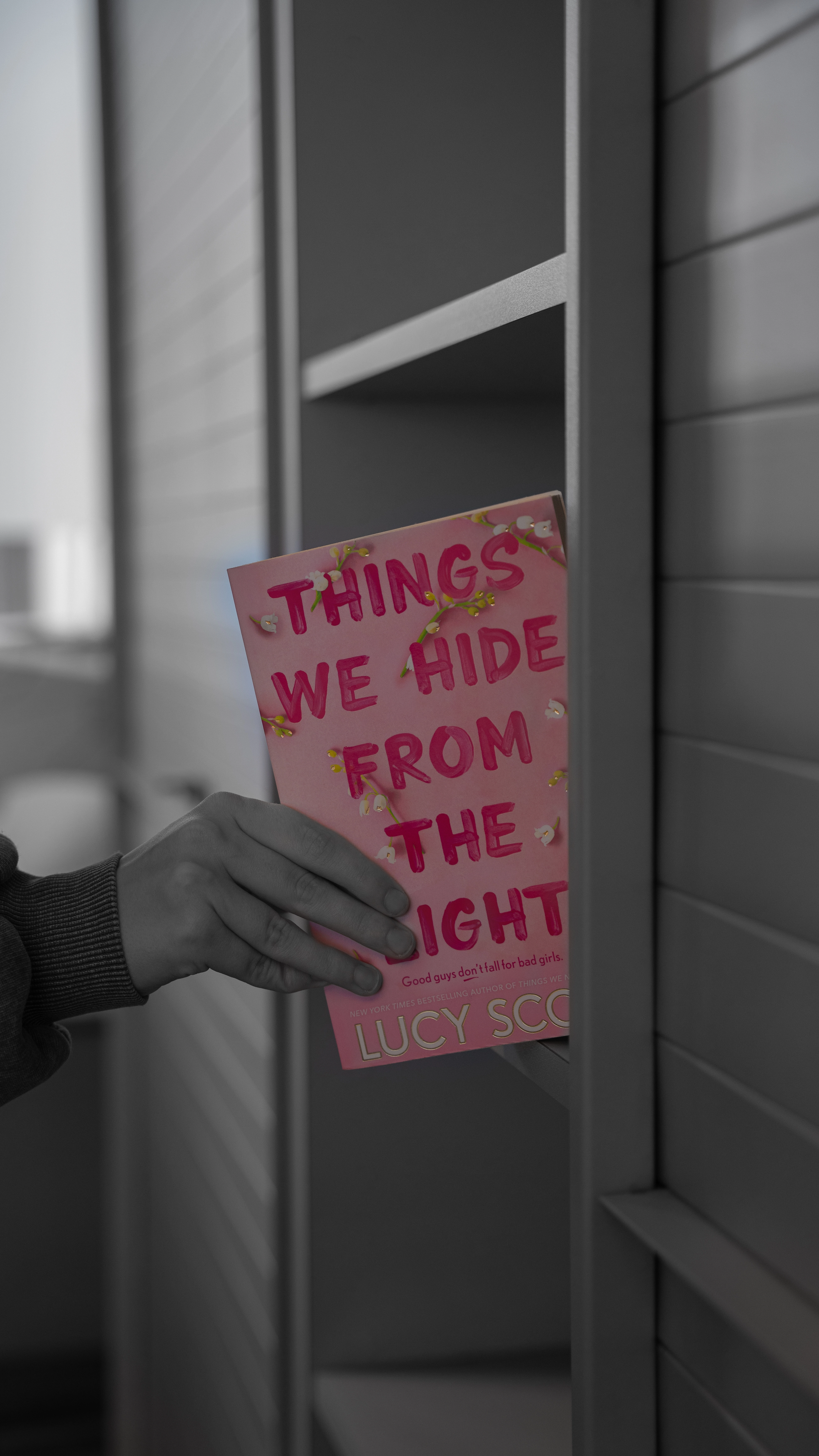 boek die uit de kast wordt gehaald